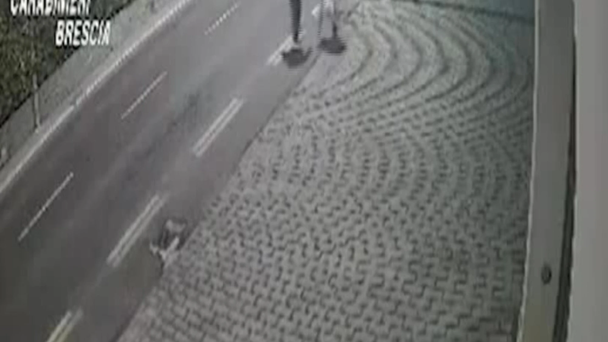 Brescia, investe due pedoni e fugge: le terribili immagini