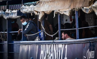 "Grave violazione, irresponsabili": Ong, il governo inchioda la nave tedesca