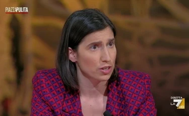 Atreju, Meloni sfida Schlein (e Conte)? La risposta di Elly in tv è surreale