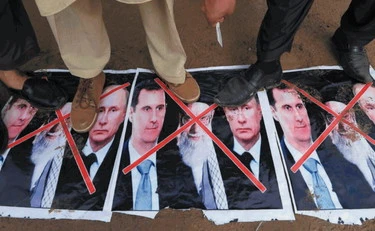 Vladimir Putin, il bacio della morte ai suoi alleati