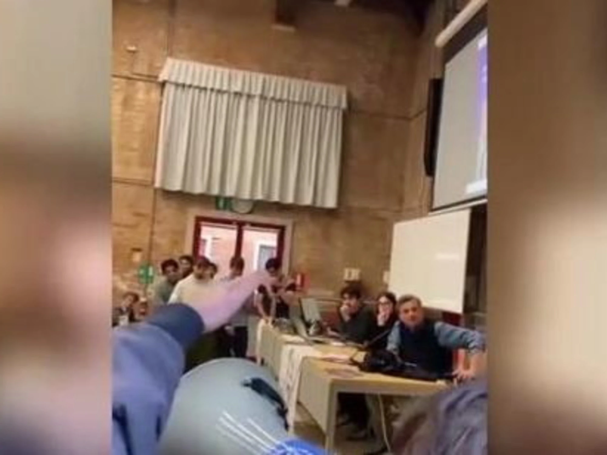 Calenda contestato alla Ca' Foscari: il gesto choc in Aula