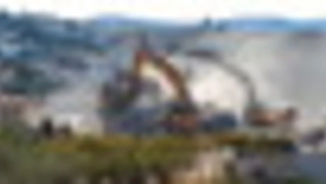I bulldozer israeliani demoliscono casa palestinese in Cisgiordania