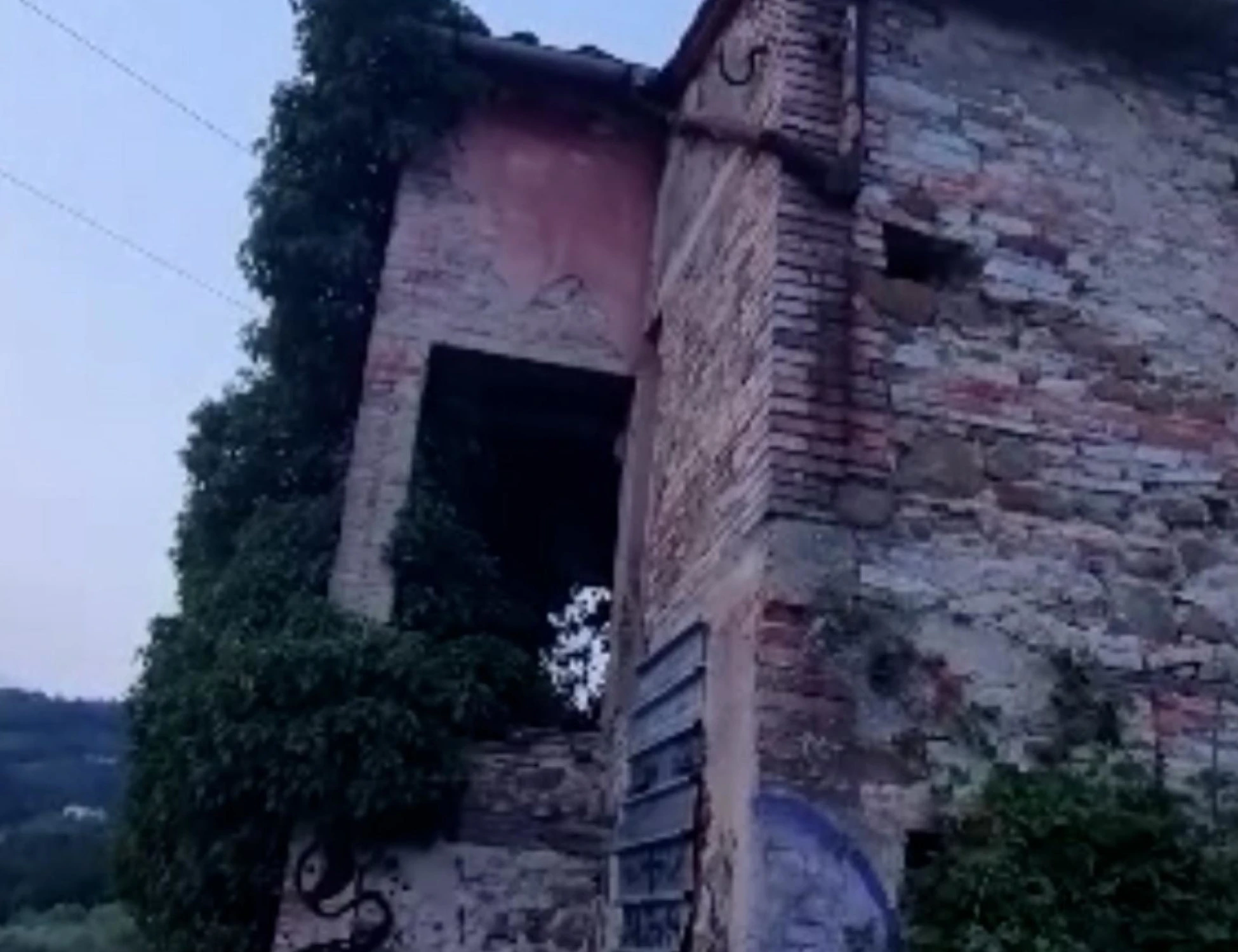 Killer delle escort, capelli, slip e una vertebra: scoperta-choc nel suo campo