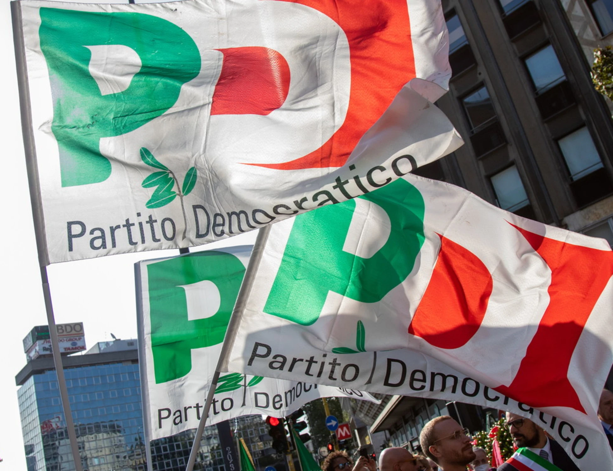 Pd fuorilegge a Reggio Emilia: regala uccellini "antifascisti". E la sinistra va in tilt