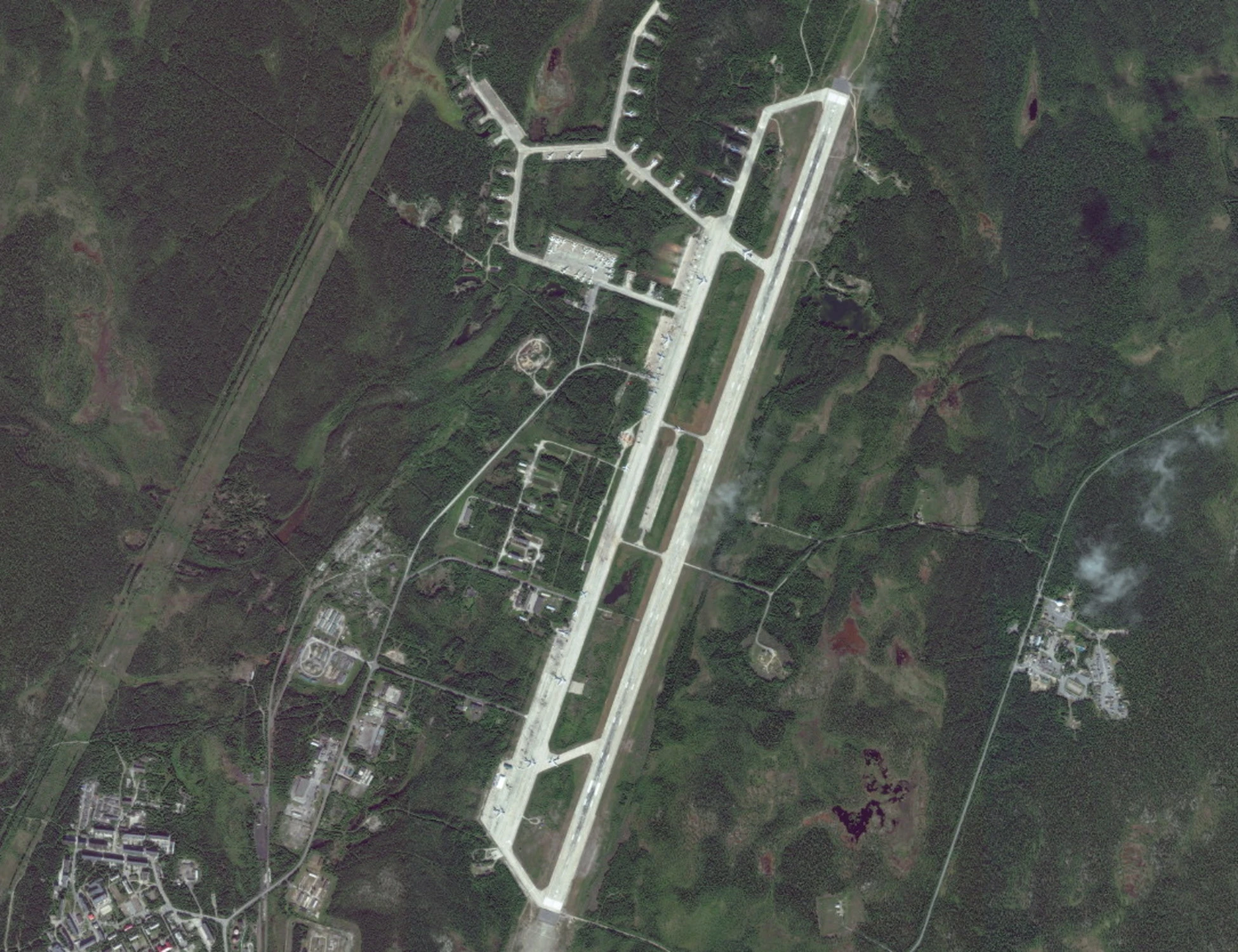 Russia, le inquietanti foto satellitari: "Basi militari, 100mila uomini ai confini Nato"