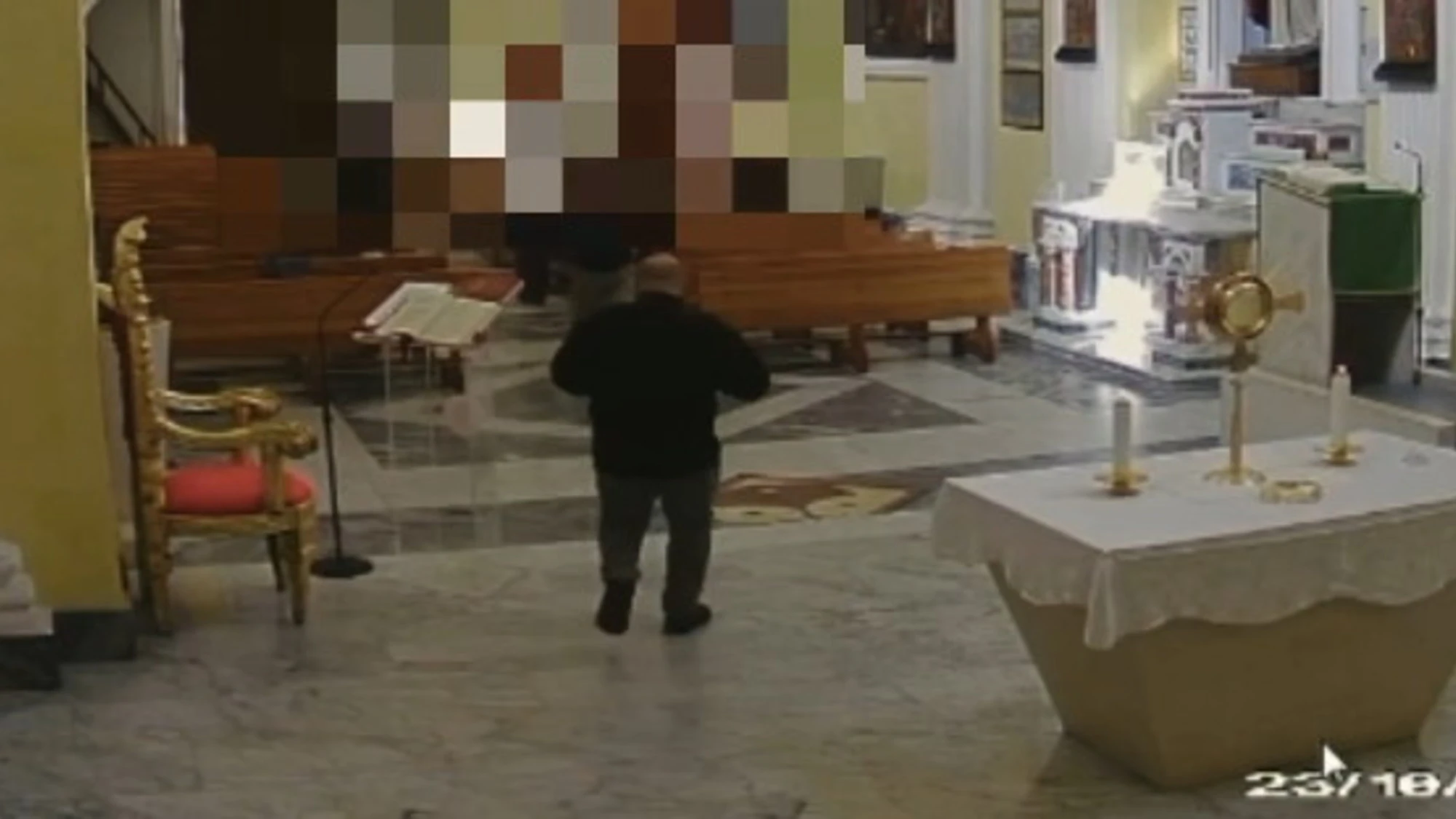 Gela, prete accoltellato in chiesa: video choc, chi hanno arrestato