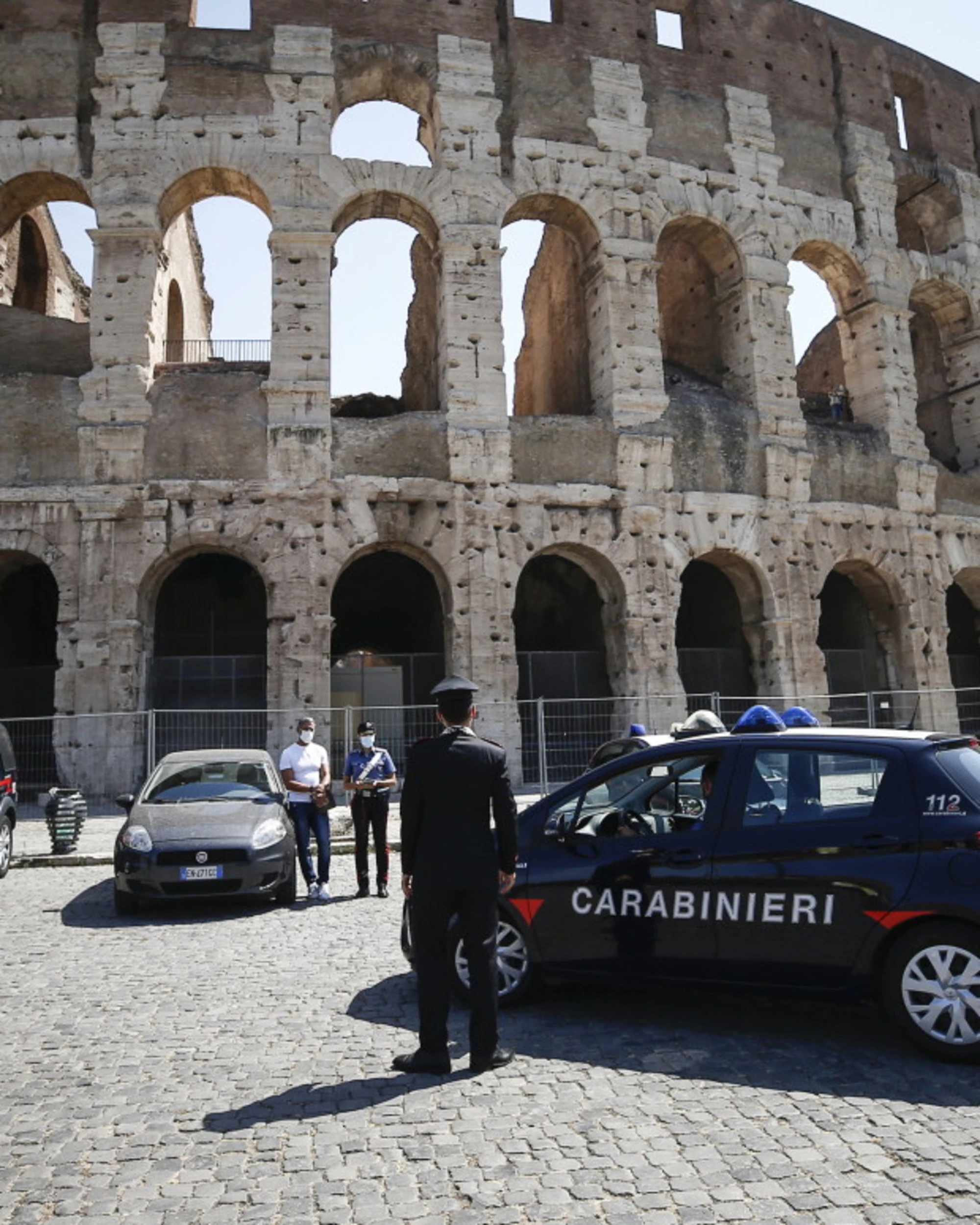 Roma, tenta di scavalcare la recinzione fuori dal Colosseo ma resta infilzato