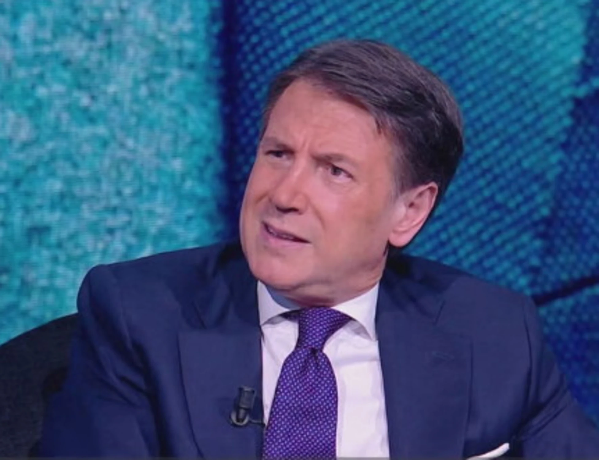 Giuseppe Conte va in tv a difendere le mascherine cinesi. Ma per la Finanza erano non a norma e pericolose