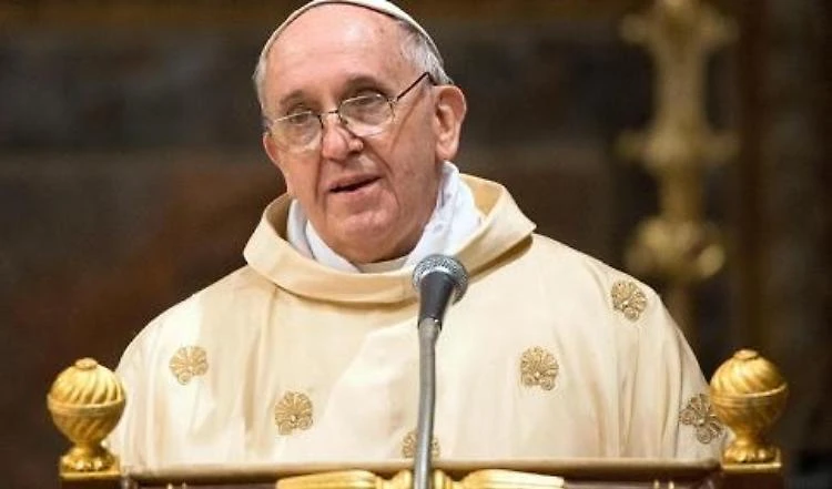 Papa Francesco, la messa di Natale: "Dio arriva gratis"