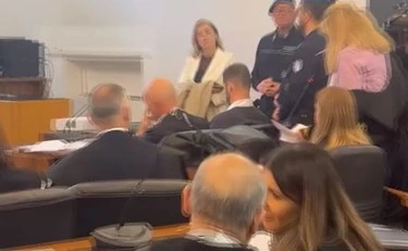 "Guardami in faccia!": caos in tribunale quando arriva Carlomagno