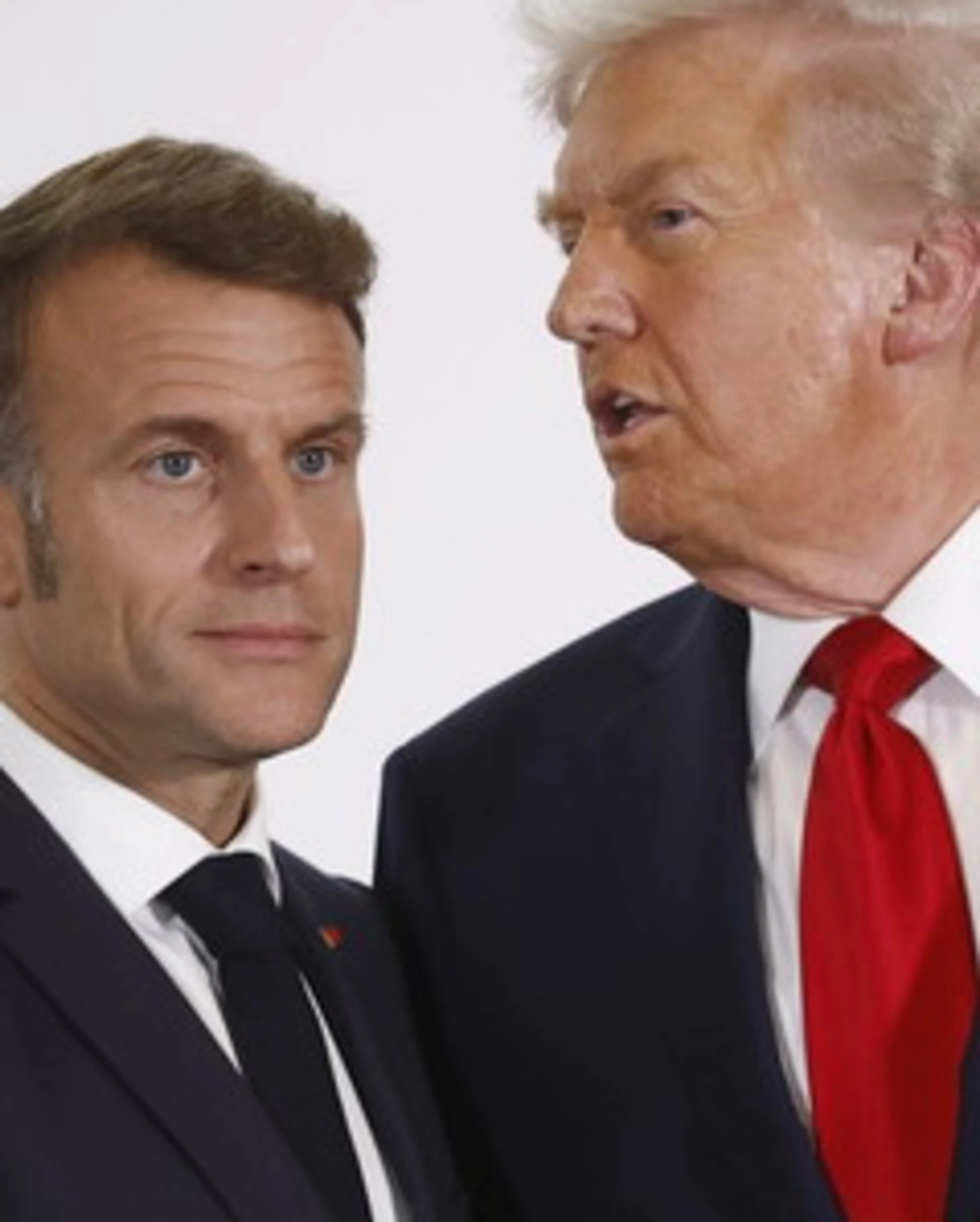 Trump umilia Macron a Sharm: "Stai in seconda fila"
