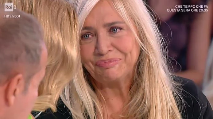 Domenica in, Mara Venier scoppia in lacrime ascoltando una canzone napoletana: le ricorda la madre