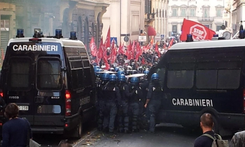 Roma ancora sotto assedio: nel mirino dei manifestanti Palazzo Chigi