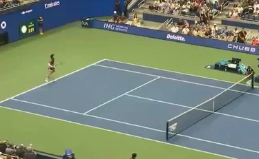 Alcaraz, buona la prima agli Us Open: batte Safiullin, il punto che fa esplodere New York