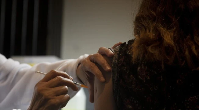 Variante Delta e vaccini, i ritardi nelle terze dosi e l'allarme rosso delle regioni