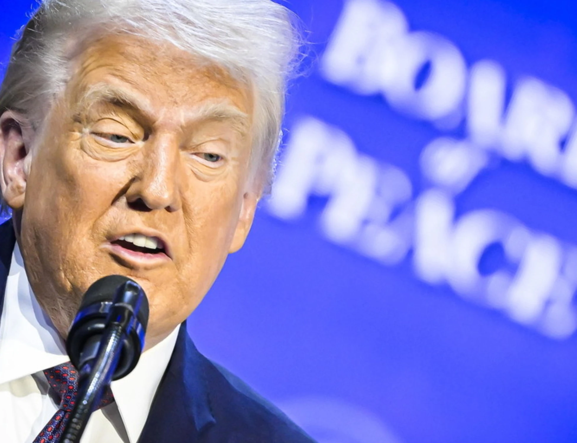 Donald Trump umilia Pedro Sanchez e gli spagnoli: "Devo parlare con quegli scrocconi"