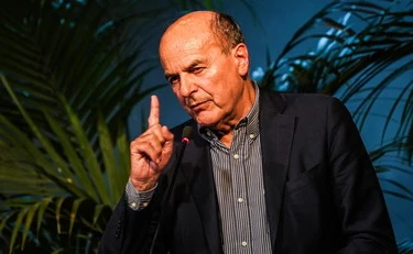 Pier Luigi Bersani attacca Meloni, FdI insorge: "Hai perso la ragione"