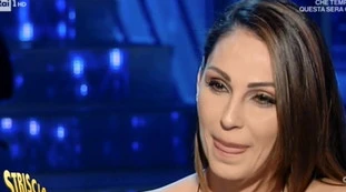 Anna Tatangelo, rivoluzione sexy: ecco il suo volto e le sue forme oggi, mai vista così