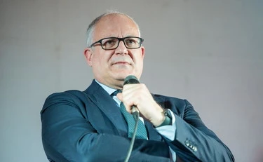 Roberto Gualtieri, Virginia Raggi insiste: "Giustifichi i soldi"