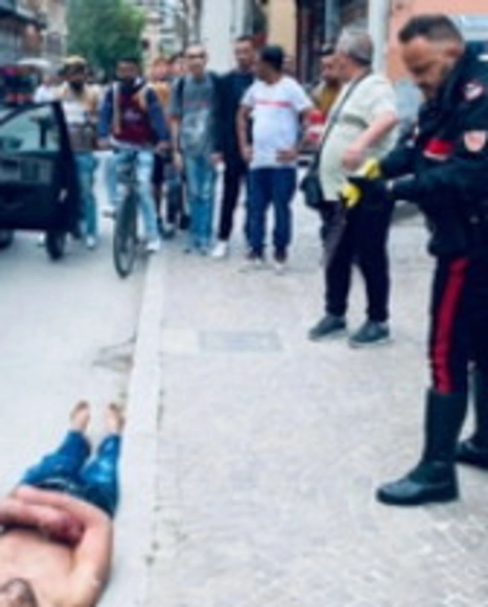 Bologna, il marocchino accoltella i passanti? Il Pd insorge: "No al taser"