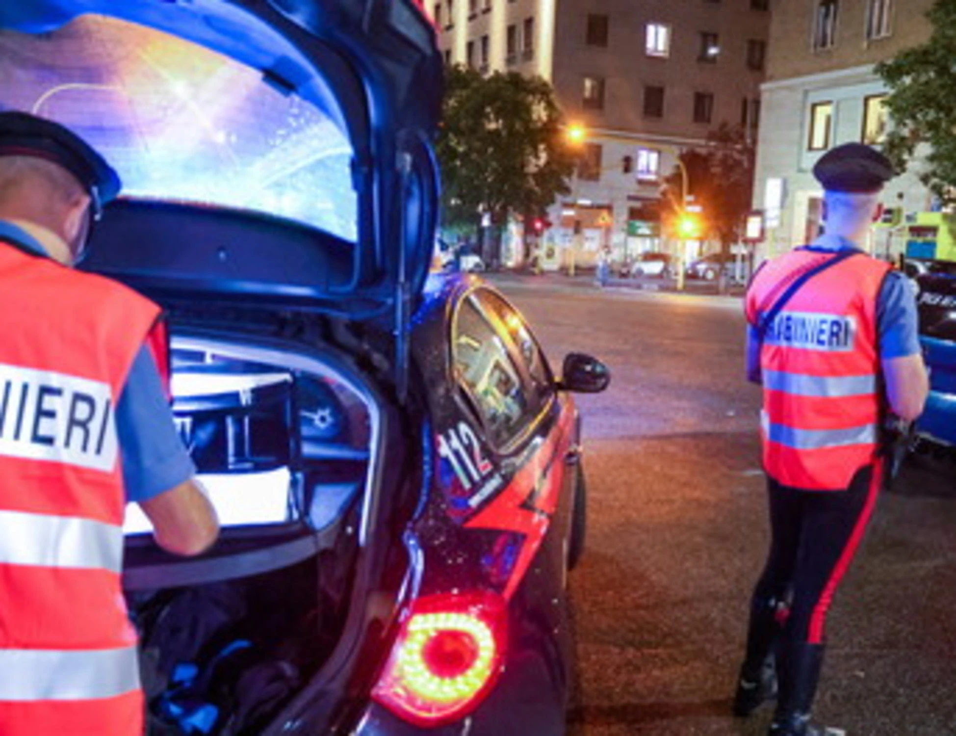 Orte, uomo a torso nudo prende un cartello stradale e blocca gli automobilisti: panico in strada