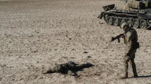 Misha, il soldato russo si arrende in ginocchio davanti al tank ucraino? Cosa non torna in questa foto