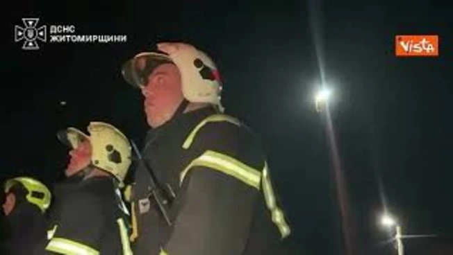 Attacco russo a Zhytomyr in Ucraina, incendio in sito industriale, le immagini dei soccorsi