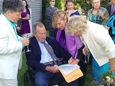 Usa, Bush senior e la moglie Barbara testimoni di nozze di due amiche gay