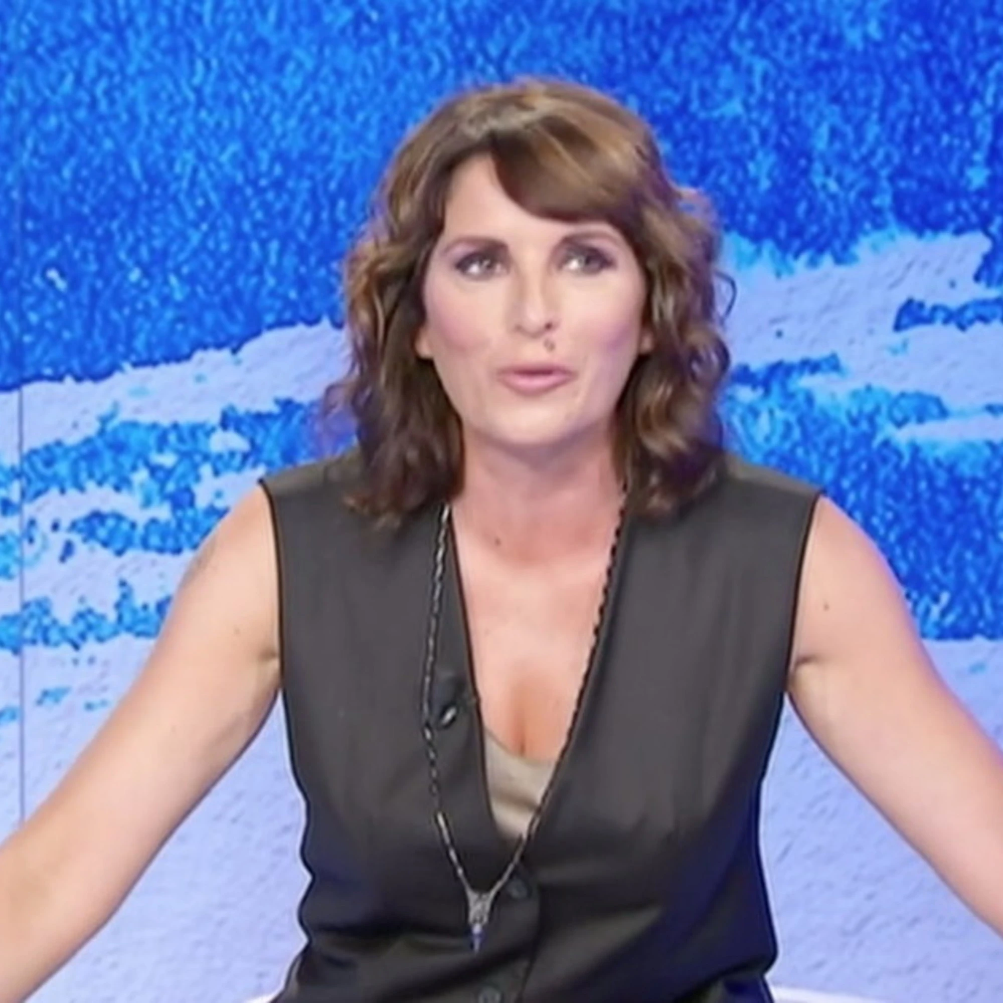 Nessun ospite interrompa la padrona di casa