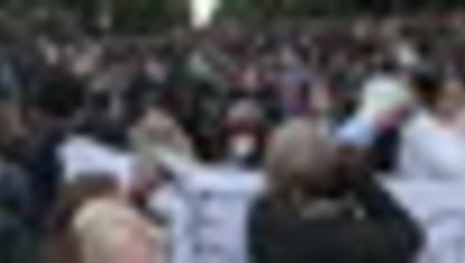 Studenti universitari manifestano a Parigi dopo la revoca del divieto
