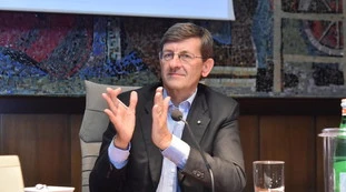 Fase 2, il report di Vittorio Colao per Conte: "Bisogna predisporre la popolazione". Nuovo lockdown, nero su bianco