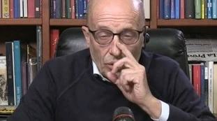 Alessandro Sallusti a Otto e Mezzo su Matteo Renzi: "O è un pagliaccio, o sa qualcosa in più di noi"