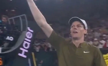 Jannik Sinner si scatena e gela il giornalista: "In silenzio su Musetti?"