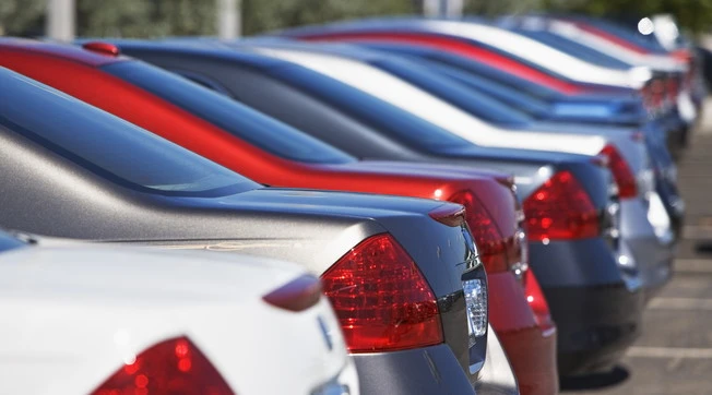 Ue, stop alle auto benzina e diesel dal 2035. FdI: "Ci consegniamo alla Cina"