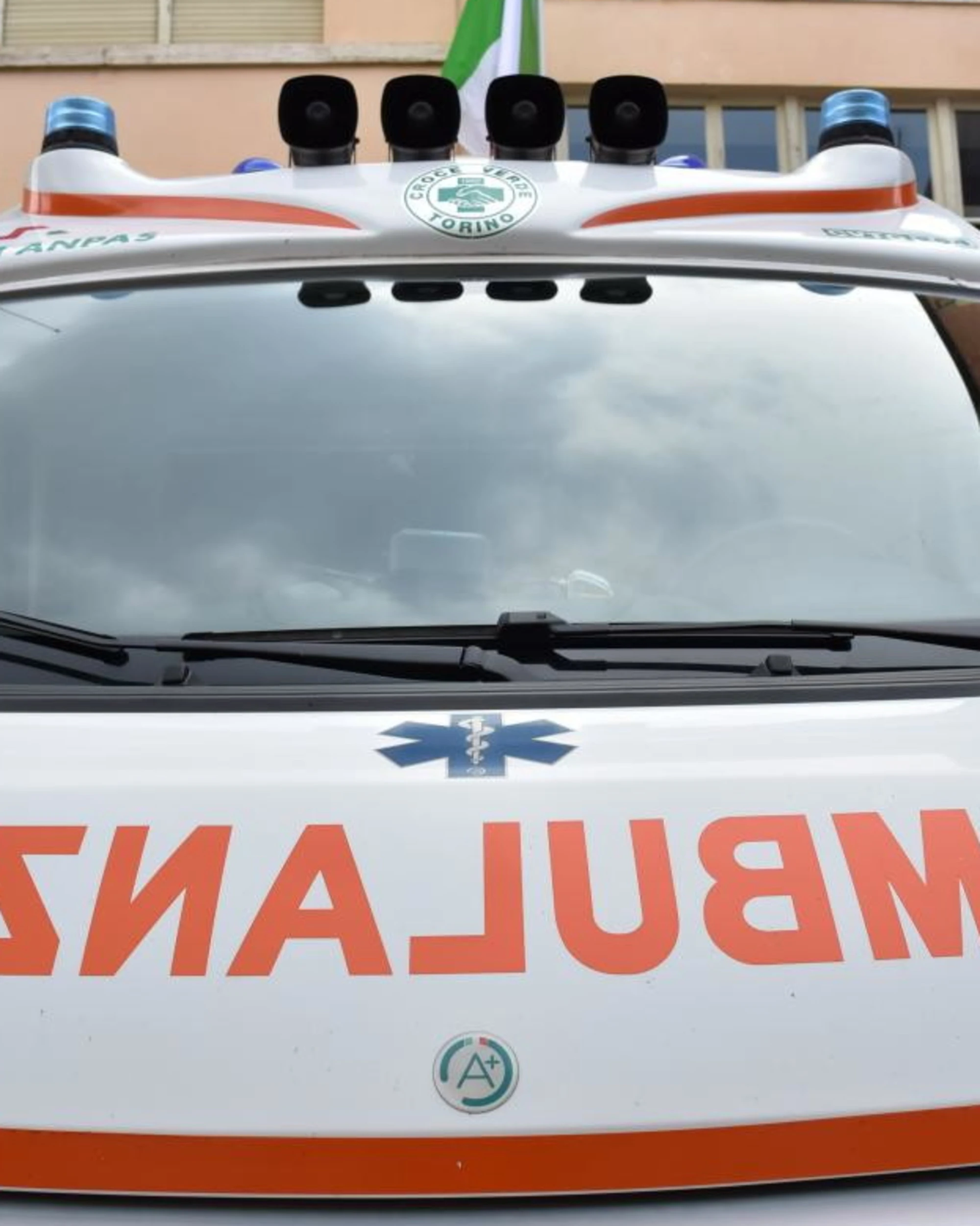 Viterbo, bimbo di un anno e mezzo cade dall'auto in corsa