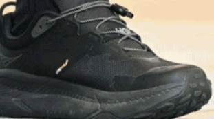 Joe Biden con la scarpa ortopedica: colpito da una malattia neurologica