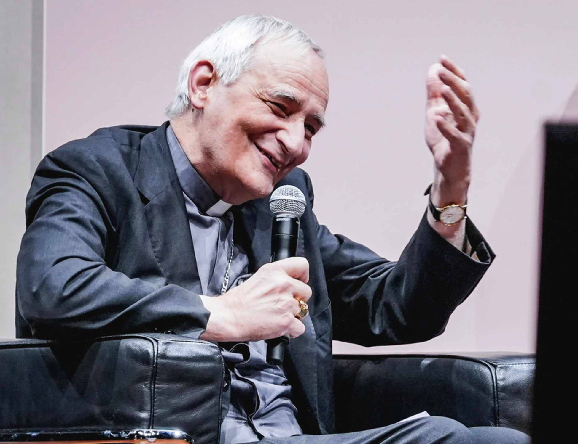 Il cardinale Zuppi, "avrei fatto come nel film": sconcerto al Salone del libro