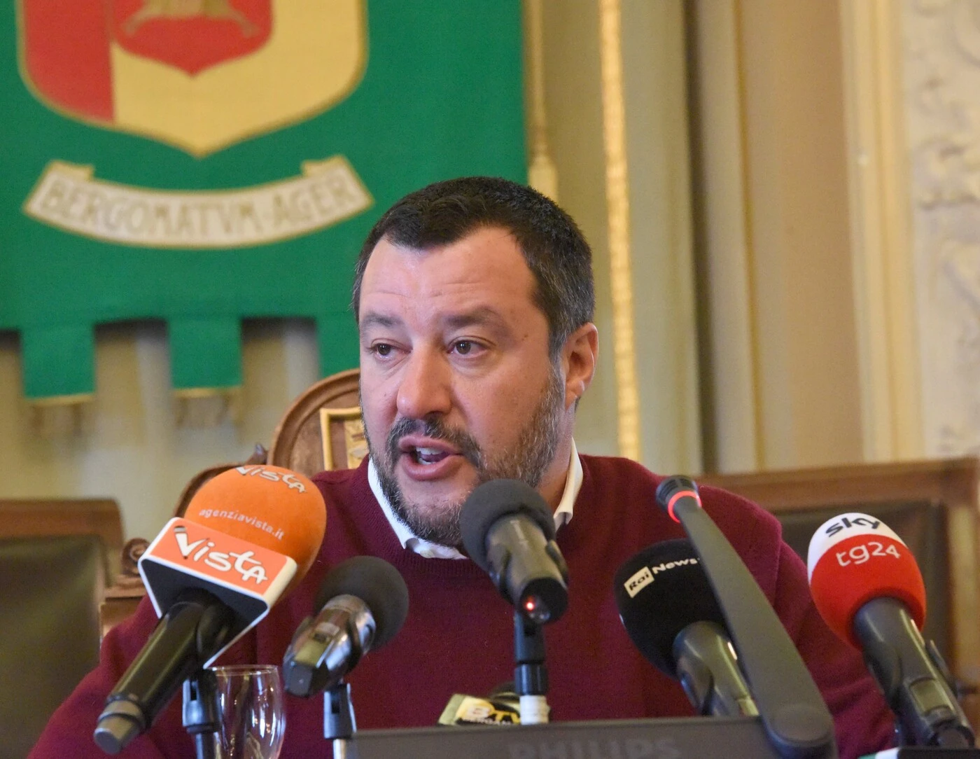 Matteo Salvini, annuncio in diretta: "La Tav si farà, la Telt ha approvato i bandi". Caterpillar sul M5s