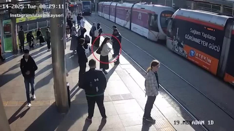 https://media.liberoquotidiano.it/kRhjcanNhRhui90KIGJ5ZqW9MnxK5nUeOSS_2VU6ixg/width:800/quality:90/aW1hZ2VzLzIwMjUvMTAvMTYvMTAxMjU1NjkwLWQ0MmMyYTU3LWUyMGItNGE0Zi05NmUyLWUxMjVjOWQxMzViZi5qcGc.webp