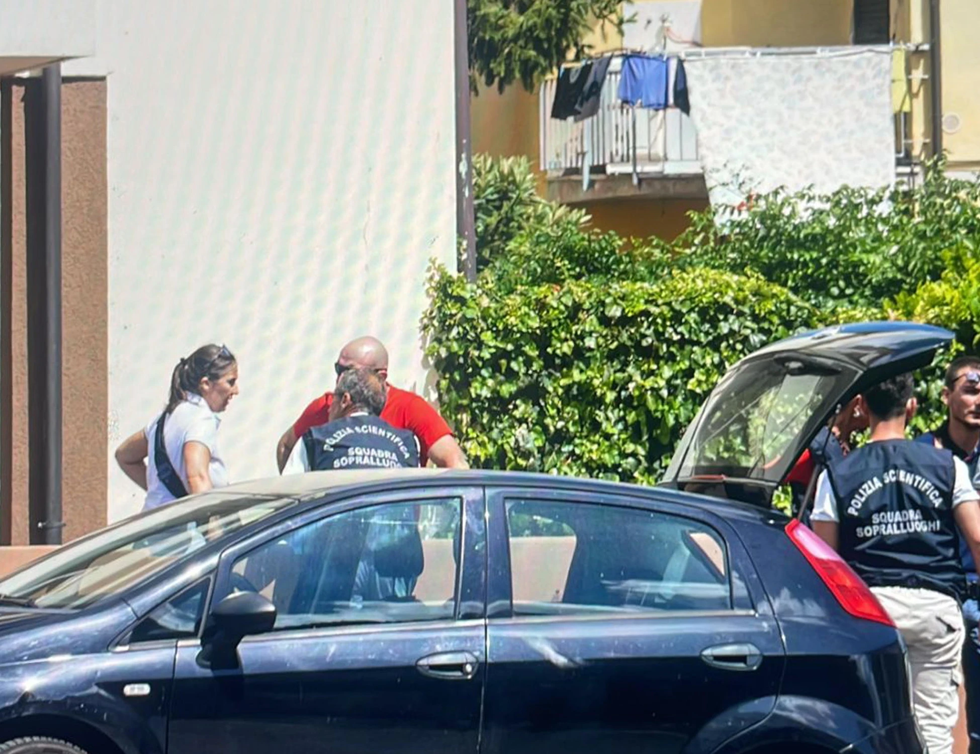 Pisa, guardia giurata spara alla moglie e poi si uccide