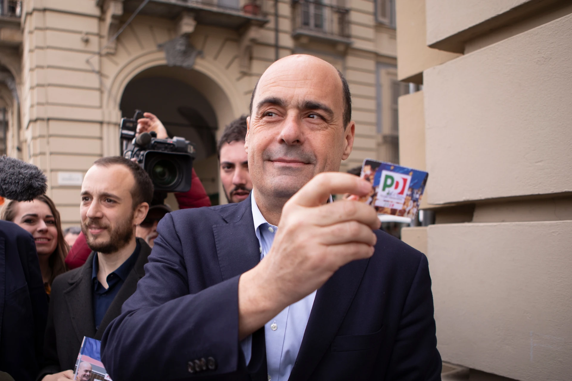 Sondaggio, ecco perché gli elettori del Pd sono i veri anti-italiani: come sputano sulla patria