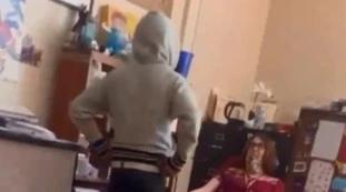 Usa, massacra la prof in classe davanti ai compagni che riprendono tutto: il video-choc