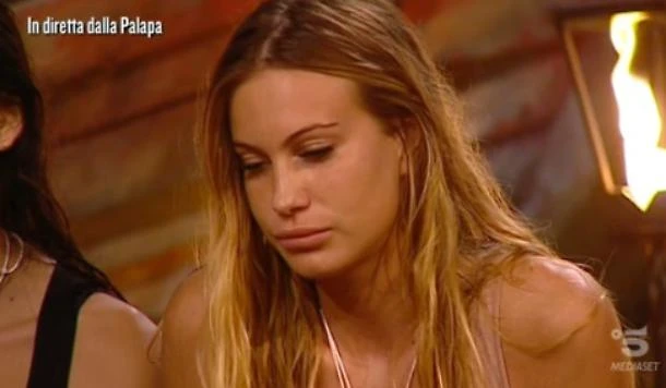 Isola dei famosi, raptus di Taylor Mega: "Volete sapere la verità sul mio cu***? Dopo 7 anni in comunità..."