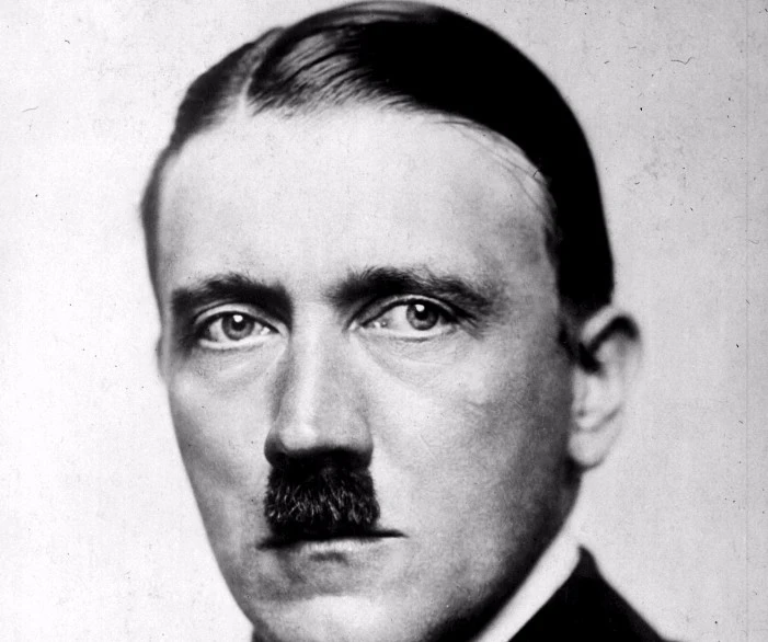 Hitler, l'approccio sessuale sulla spiaggia. La signorina vuota il sacco: "Cosa mi ha fatto", la scena imbarazzante