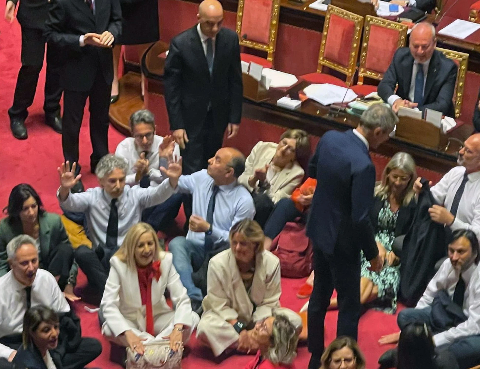 Dl Sicurezza, "arrestateci tutti": prima la bagarre e poi il via libera