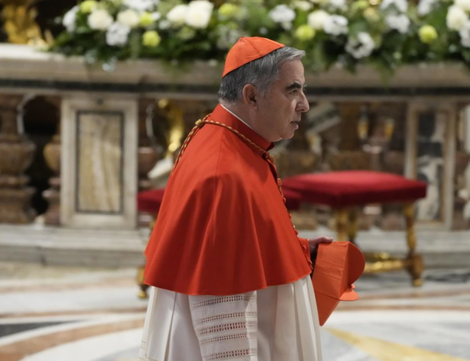 Conclave, Becciu rinuncia: "Obbedisco a Francesco ma sono innocente"