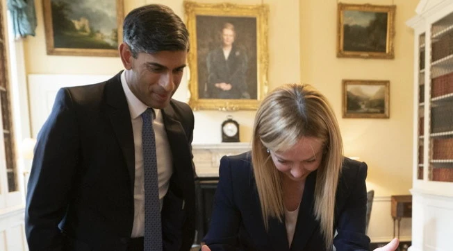 Giorgia Meloni promossa dalla "City": chi si mette in fila per un selfie