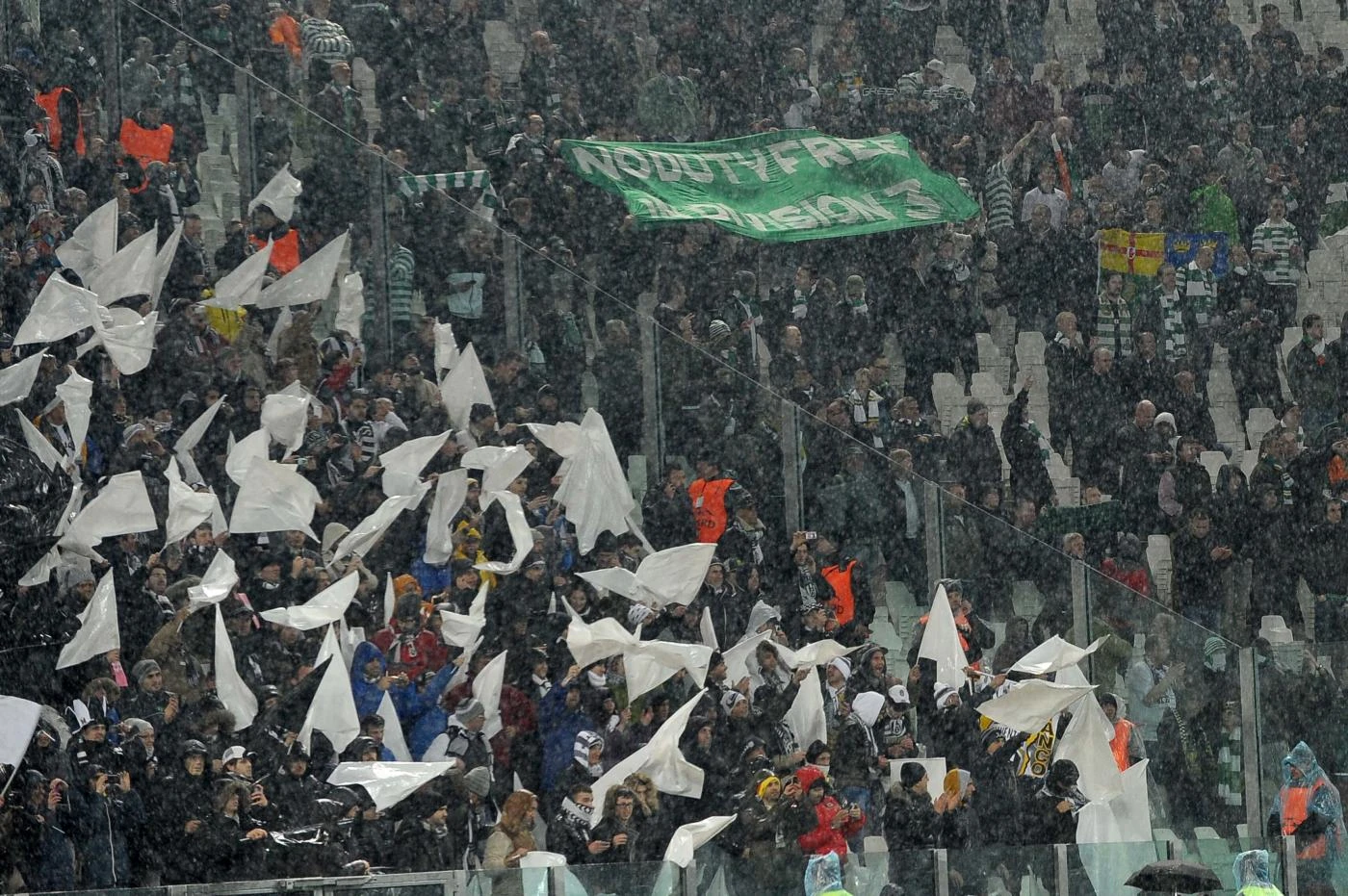 Roma, tifosi del Celtic accoltellati da ultras laziali: è caccia ai responsabili