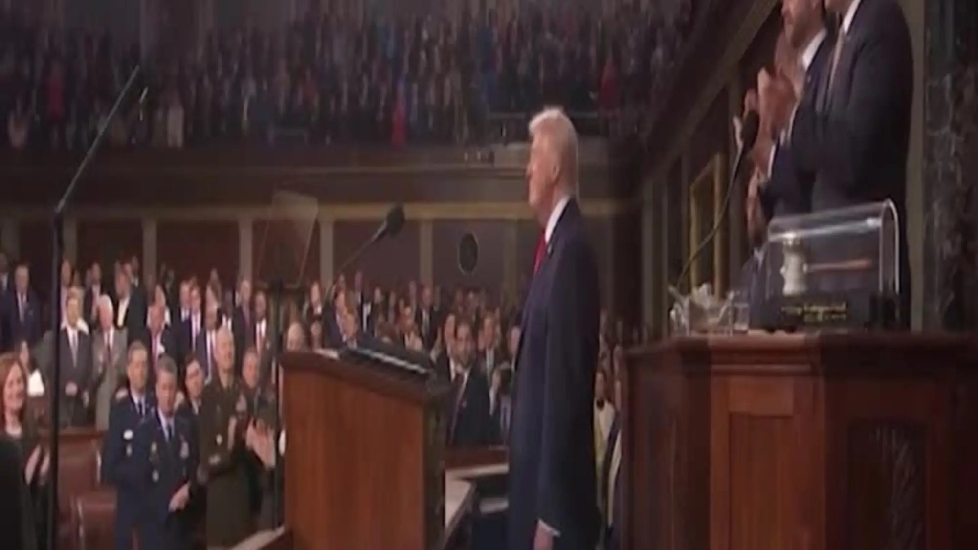 Congresso Usa, standing ovation per Trump: "Questa è l'età dell'oro dell'America"