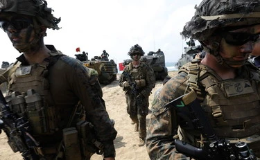 Iran, la giornata di guerra. "Altri 3 mila soldati": il Pentagono tenta il tutto per tutto